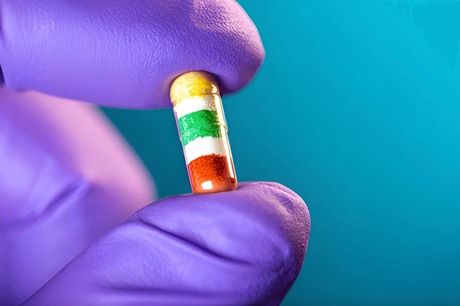 Prototyp kapsułki przyjmowanej raz dziennie zawierającej trzy dawki leku oznaczone kolorami &#8211; żółtym, zielonym i czerwonym /Fot. UC San Diego
