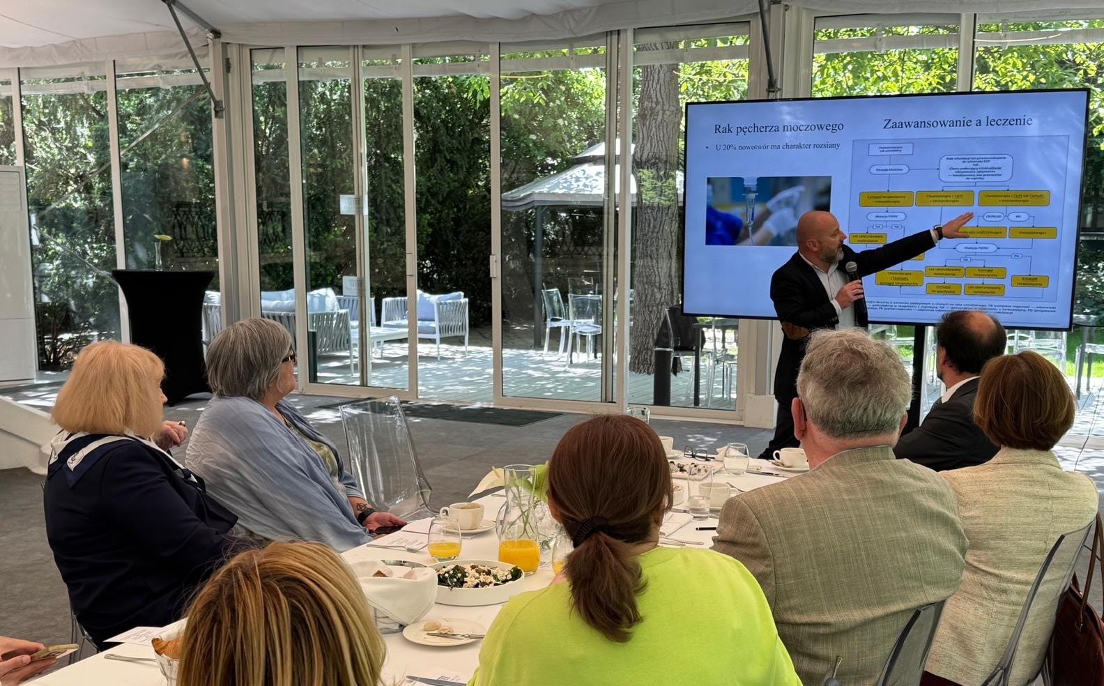 Dr hab. n. med. Jakub Żołnierek, onkolog kliniczny z Kliniki Nowotworów Układu Moczowego Narodowego Instytutu Onkologii im. Marii Skłodowskiej-Curie – Państwowego Instytutu Badawczego w Warszawie tłumaczy zawiłości leczenia raka pęcherza. Fot. Materiał prasowy
