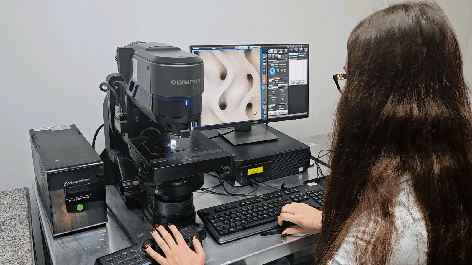 Badanie struktury implantu/ Fot. Kuba Paduch, Politechnika Krakowska
