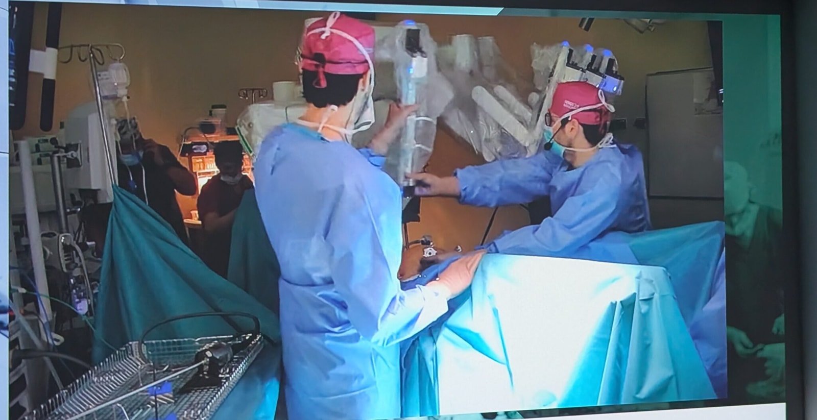 Ekran z widoczną salą operacyjną. Fot. Focus o Zdrowiu