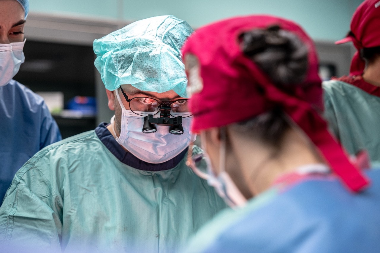 Chirurdzy z Breast Unit podczas rekonstrukcji piersi metodą DIEP /Fot. Maria Włodkowska/Archiwum SU