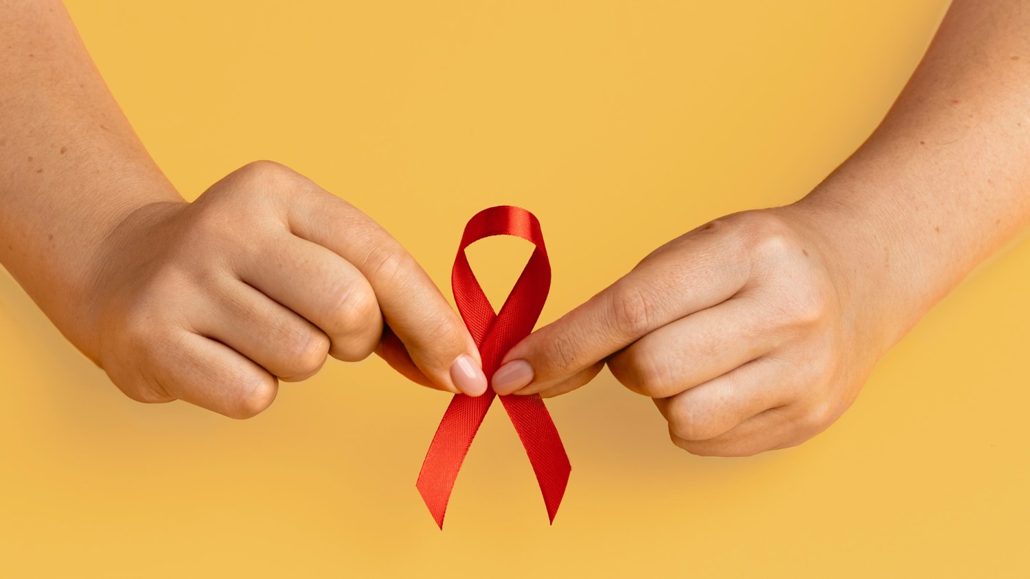 “Czerwona kokardka” to symbol solidarności z osobami żyjącymi z HIV i AIDS /Fot. Freepik