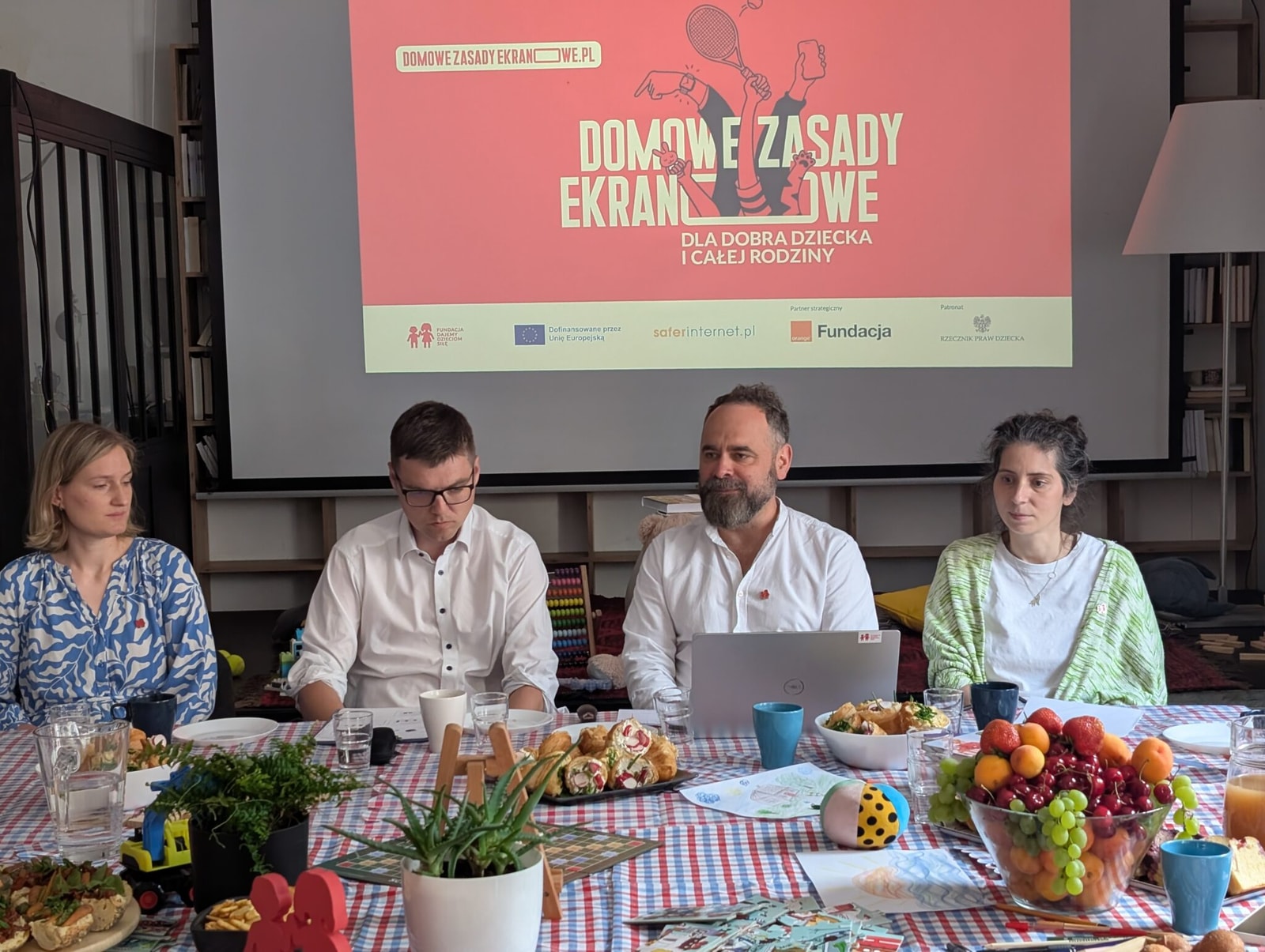 Spotkanie poświęcone badaniu dzieci z klas 1-3 w sieci oraz nowym Domowym Zasadom Ekranowym. Od lewej: Zofia Mironiuk, FDDS; Szymon Wójcik, FDDS; Łukasz Wojtasik, ekspert ds. bezpieczeństwa dzieci online. Fot. Beata Igielska