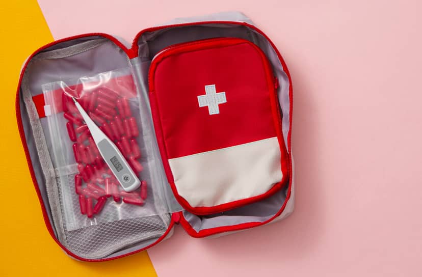 Wakacyjna apteczka. Spakuj ją do walizki oprócz ubrań i kosmetyków