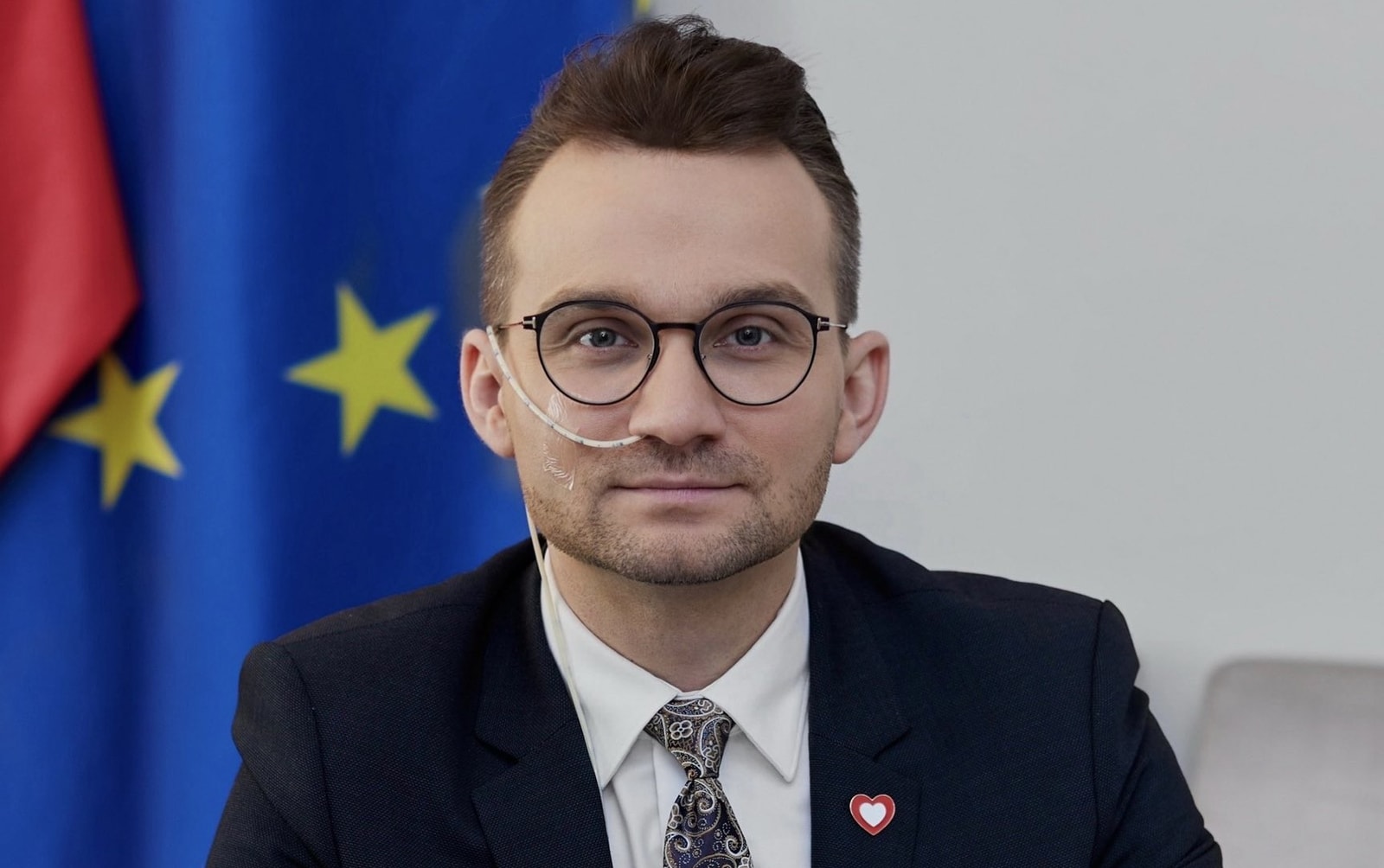 Poseł Adrian Witczak z sondą żywieniową. Fot. archiwum posła A. Witczaka